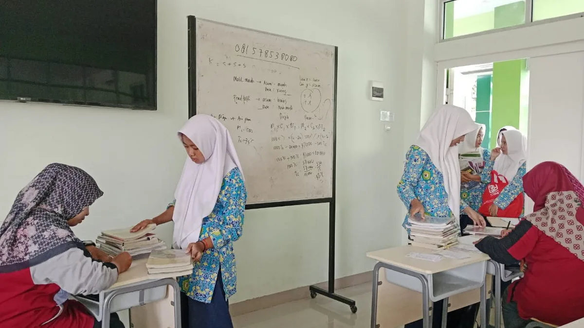 Usai ASPD, Siswa Kelas IX MTsN 9 Sleman Kembalikan Buku Paket ke Perpustakaan
