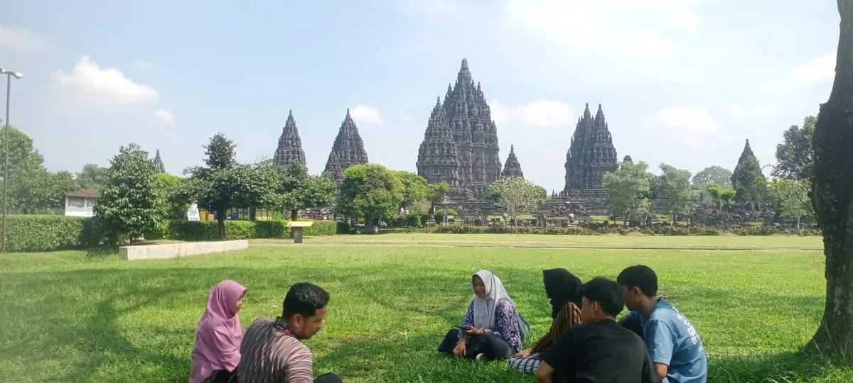 Wali Kelas dan Siswa Kelas 9 MTsN 8 Sleman Lakukan Survei Lokasi Foto Yearbook di Komplek Candi Prambanan