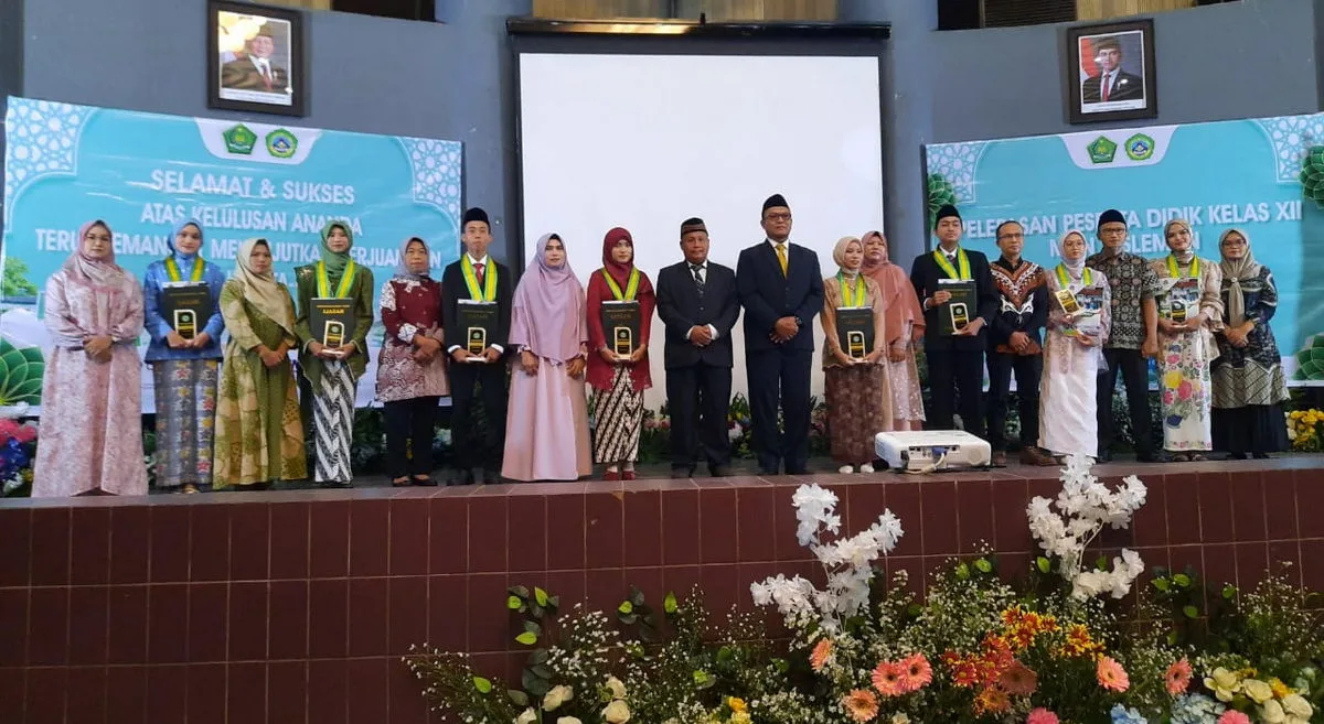 MAN 1 Sleman Beri Penghargaan Kepada Lulusan Terbaik dan Siswa Berprestasi