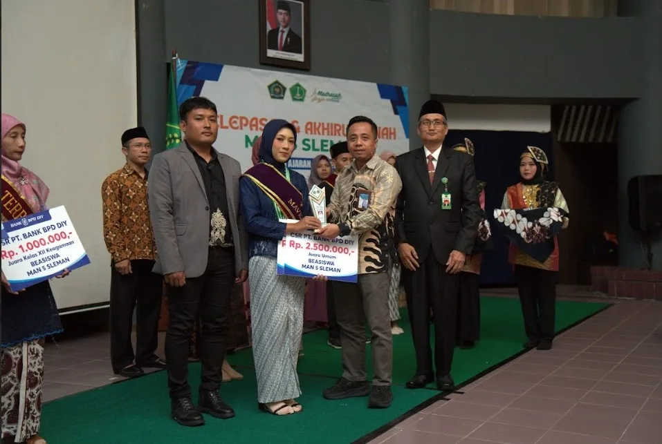 Aisyah Syahdana XII IPS 3 Raih MAVESA Award 2025 dalam Acara Akhirussanah MAN 5 Sleman