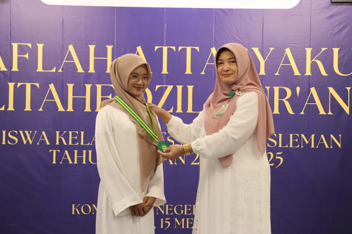 Kepala MTsN 9 Sleman Kalungkan Medali untuk 11 Siswa Berprestasi Tahfidz pada Haflah Attasyakur Li Tahfidzil Qur’an