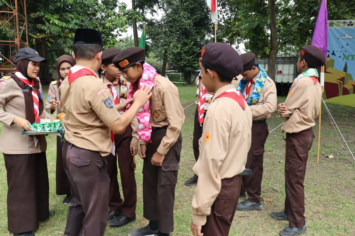 Pembagian Hadiah Meriahkan Penutupan Kemah Akhir Tahun MTsN 9 Sleman