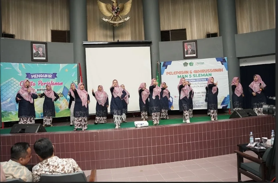 Perform Ibu Guru dan Pegawai MAN 5 Sleman Meriahkan Acara Pelepasan Siswa Kelas XII