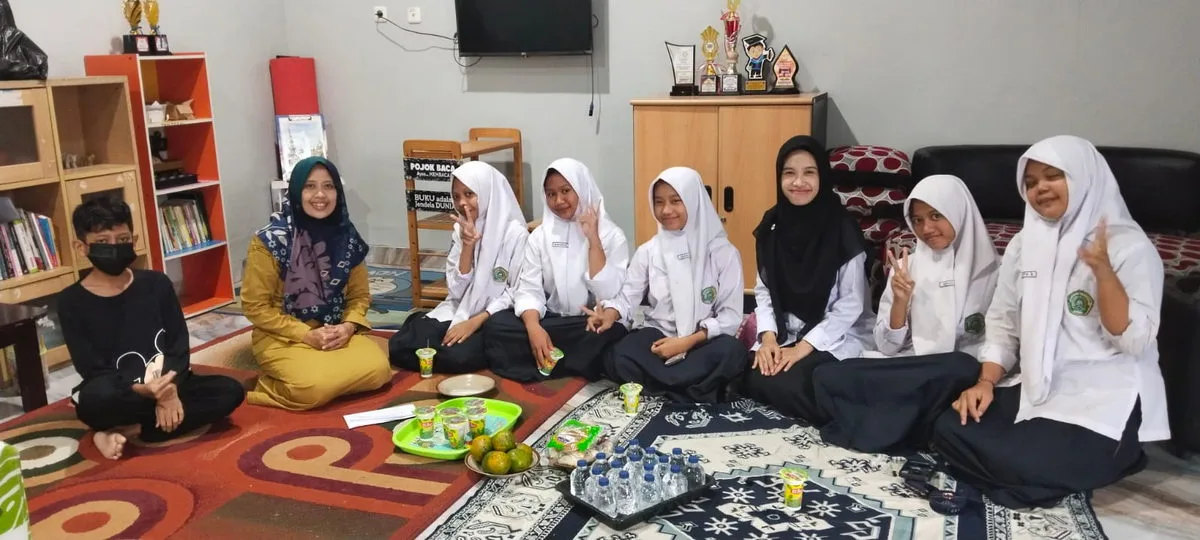 Siswa dan Guru MTsN 8 Sleman Jenguk Teman Sakit, Beri Semangat dan Doa