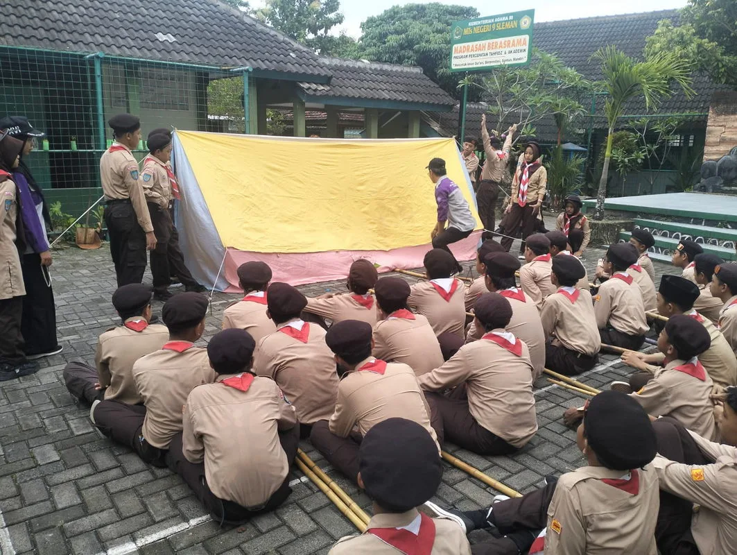 Siswa Kelas VII MTsN 9 Sleman Latih Kemampuan Dirikan Tenda, Siap Sambut Kemah Tahunan