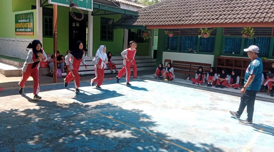 Siswa MTsN 9 Sleman Biasakan Diri Gunakan Cahaya Alami Saat Pembelajaran