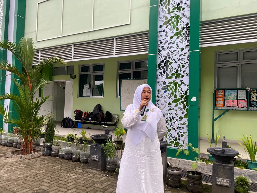 Kepala MTsN 9 Sleman Lepas Keberangkatan Siswa Kelas VIII untuk Ikuti Manasik Haji dan Umroh di Boyolali