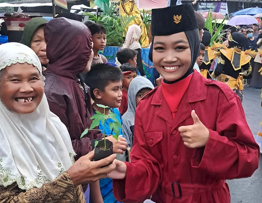 MTsN 1 Sleman Bagikan Bibit Pohon Saat Kirab Merti Desa, Wujud Kampanye Adiwiyata