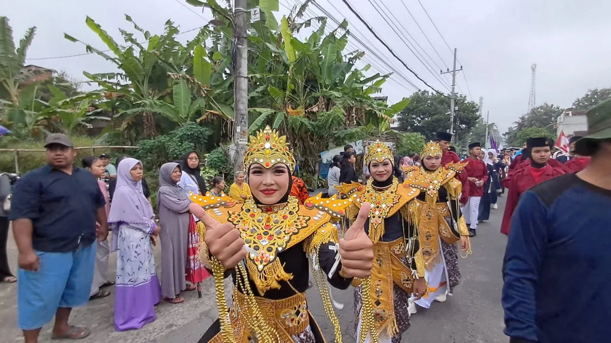 Siswa Siswi MTsN 1 Sleman Meriahkan Kirab Merti Desa Mbah Bregas di Kalurahan Margoagung