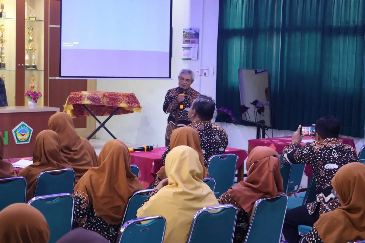Pegawai MTsN 8 Sleman, Abbas Budiman, A.Md., Sampaikan Pesan Perpisahan Jelang Purna Tugas