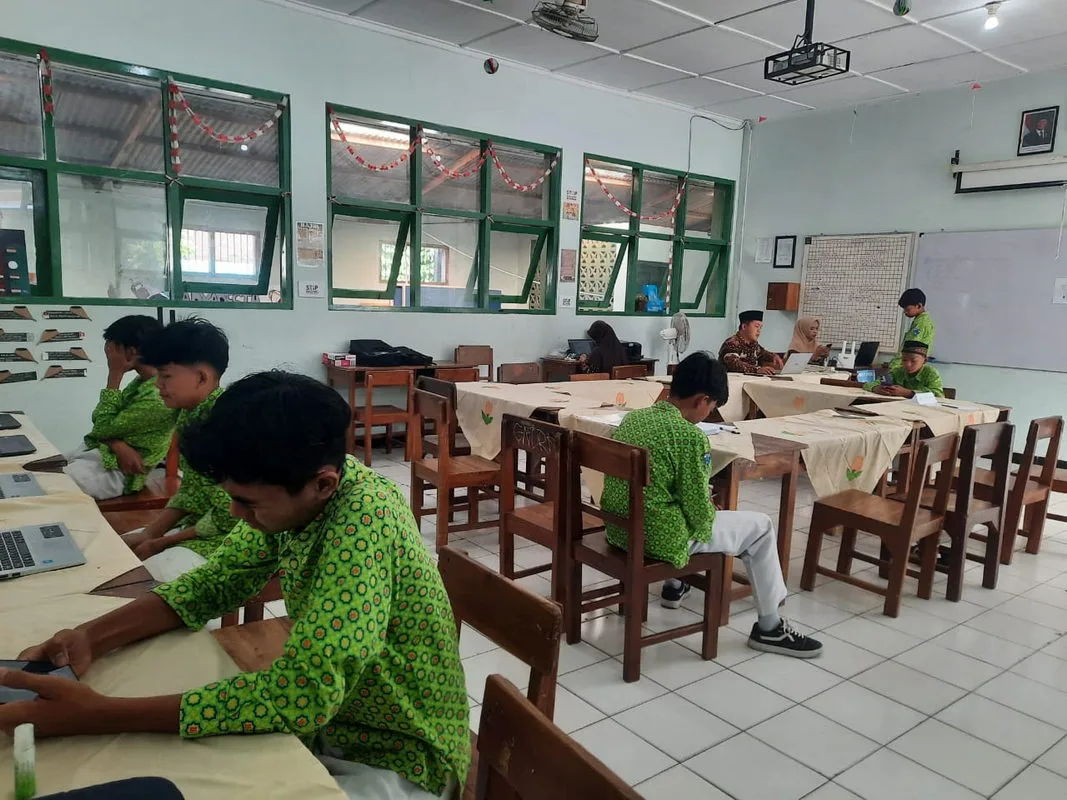 Dukung Kelancaran Asesmen Akhir Tahun, MTsN 8 Sleman Sediakan Fasilitas Laptop, Internet, dan Layanan Help Desk