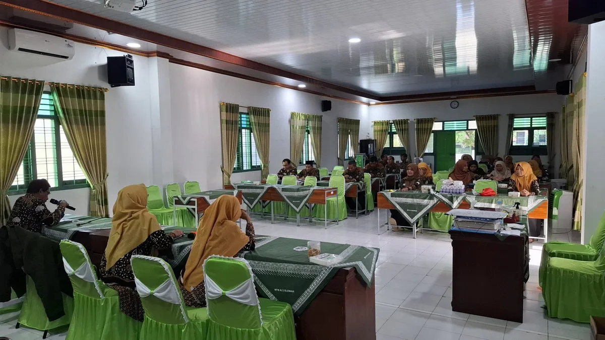Pegawai TU, Triyono Akhiri Masa Kerja, MTsN 2 Sleman Gelar Acara Pamit Purna Tugas