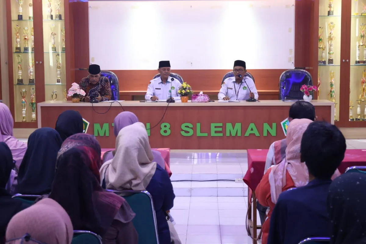 Waka Kurikulum MTsN 8 Sleman Sampaikan Informasi Teknis SPMB dalam Acara Pengumuman Kelulusan