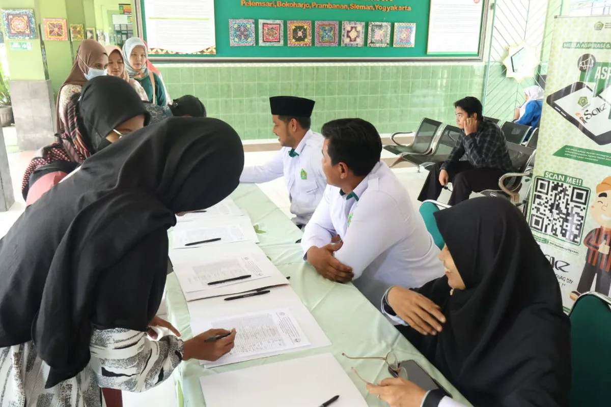 Wali Kelas IX MTsN 8 Sleman Sambut Hangat Orang Tua dalam Pengumuman Kelulusan