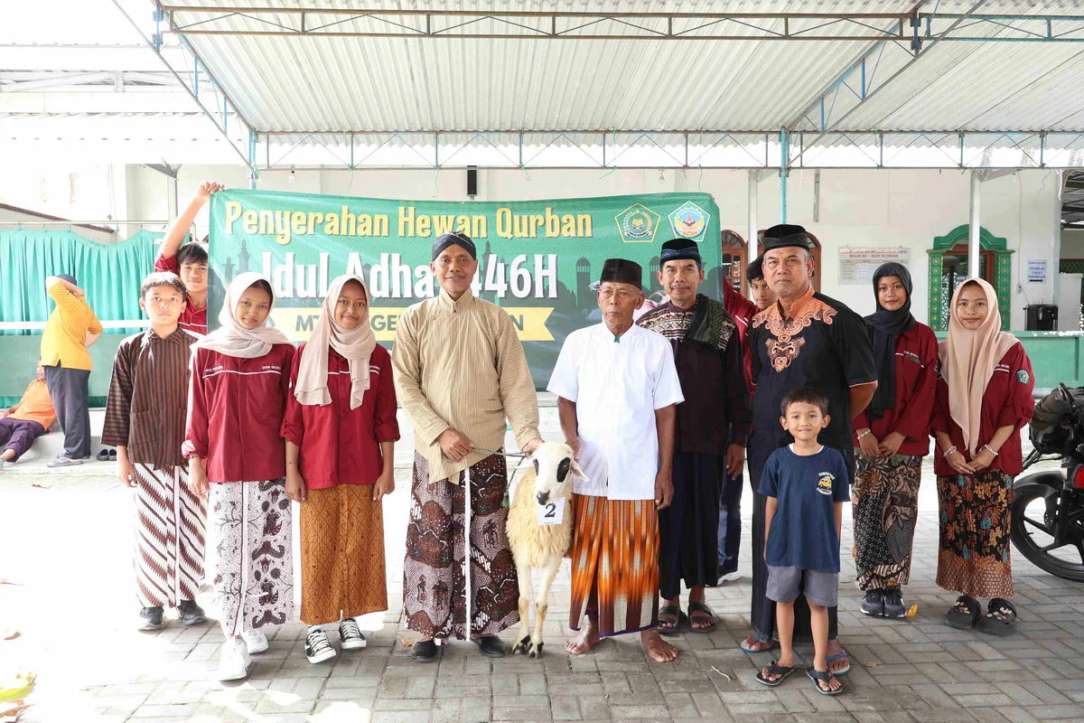 Siswa MTsN 8 Sleman Serahkan Langsung Hewan Qurban ke Warga Jobohan dan Pelemsari