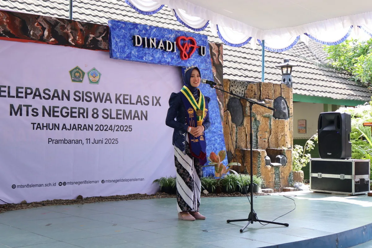 Suasana Haru Menyelimuti Kata Pamit Kelas 9 yang Dibacakan oleh Dira Azzahra di MTsN 8 Sleman