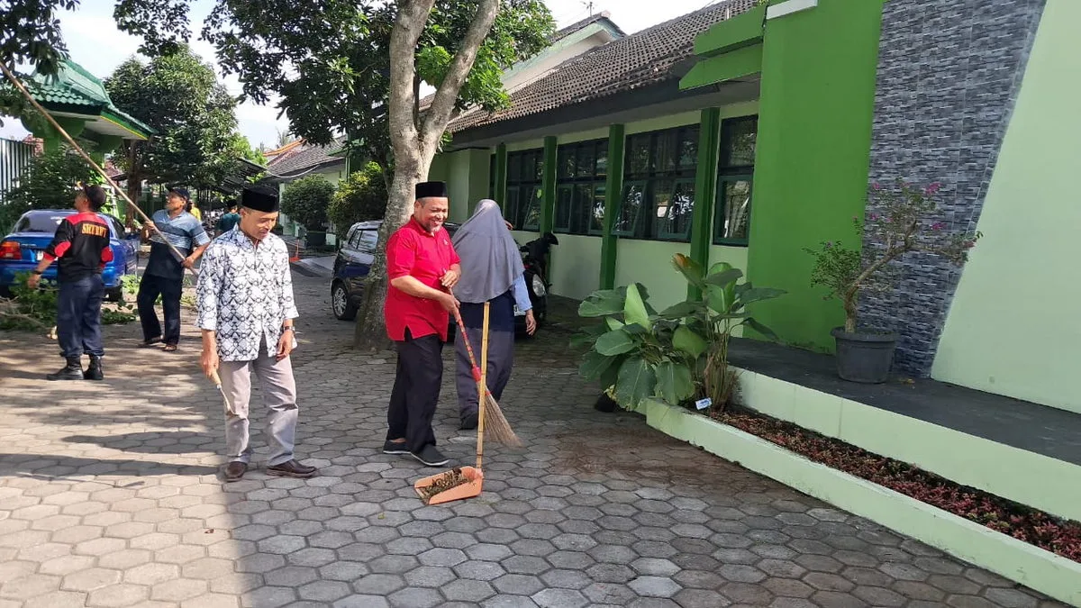 Aksi Bersih Madrasah: Ketua Komite dan Warga MTsN 1 Sleman Kompak Jaga Lingkungan