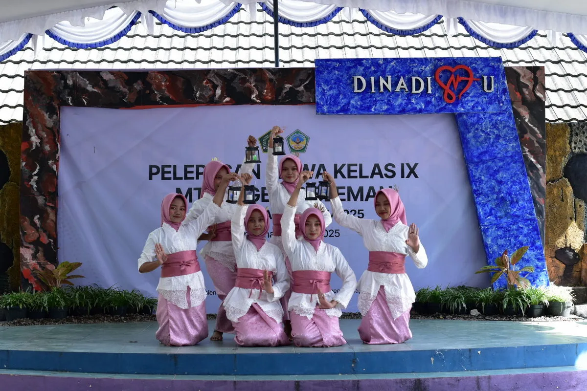 Siswa Kelas 8A MTsN 8 Sleman Tampilkan Tari Damar Mesunar, Pukau Penonton Acara Pelepasan