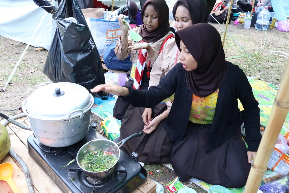 Masak dan Makan Bersama Jadi Momen Berkesan Regu Kemah Budaya MTsN 8 Sleman