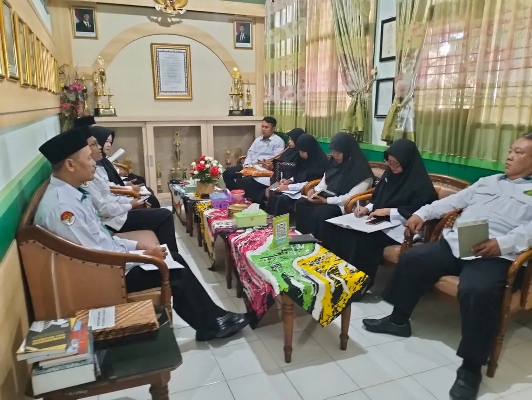Dalam Rangka Evaluasi Program Kerja, Jajaran Struktural MTsN 8 Sleman Gelar Rapat Koordinasi
