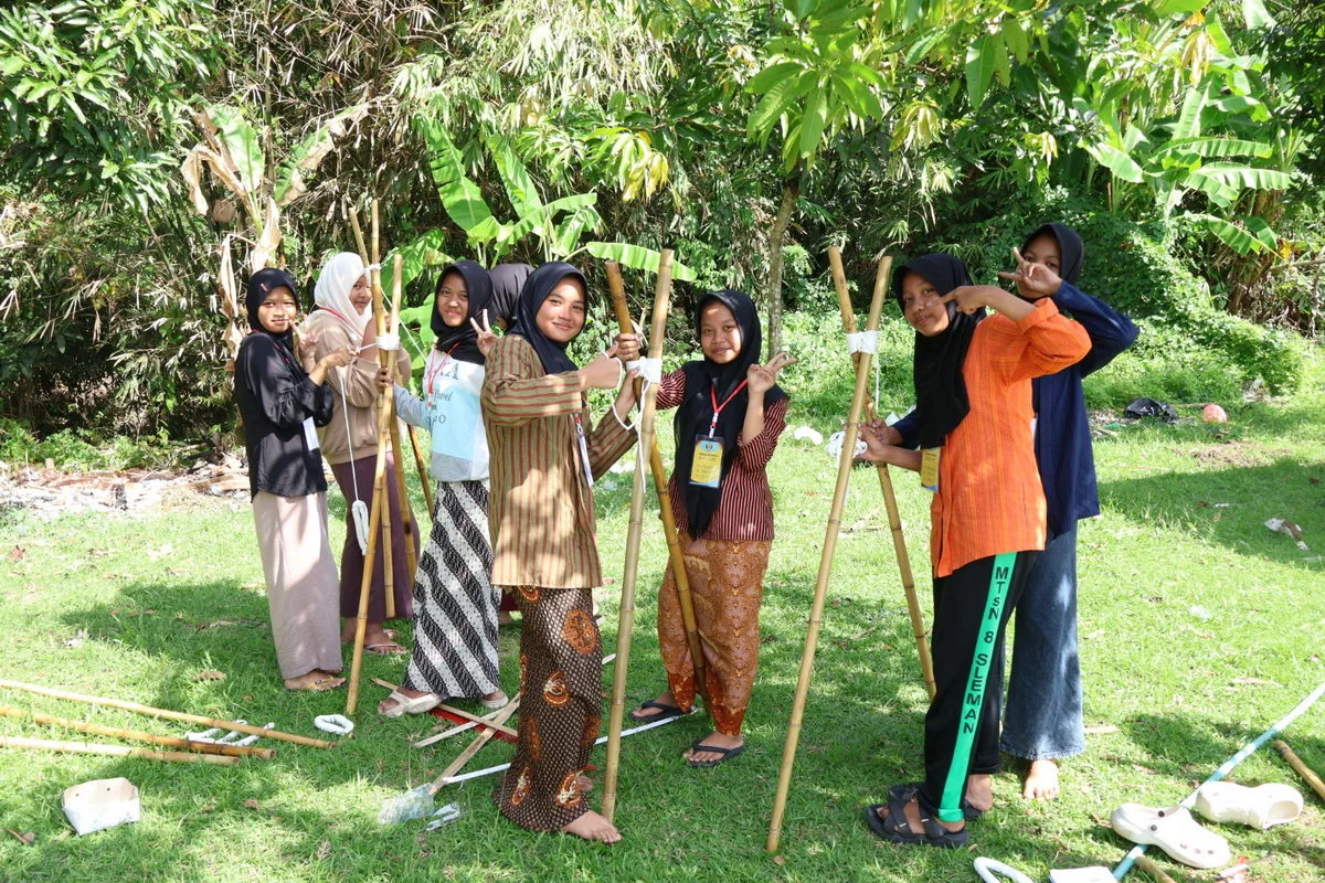 Pramuka Penggalang MTsN 8 Sleman Semangat Ikuti Giat Pionering di Kemah Budaya