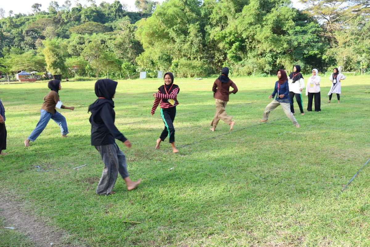 Permainan Gobak Sodor Bawa Nostalgia dan Nilai Positif untuk Siswa MTsN 8 Sleman