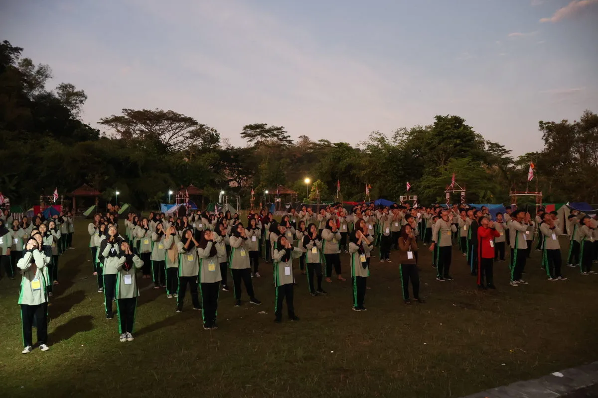 Segarkan Pagi dengan Senam Bersama, Awali Hari Kedua Kemah Budaya MTsN 8 Sleman