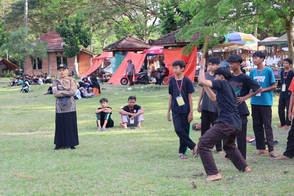 Siswa MTsN 8 Sleman Antusias Main Bentik di Lapangan Banyunibo