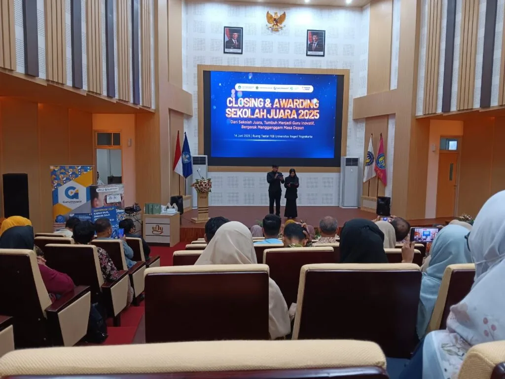 Dua Guru Perwakilan MTsN 9 Sleman Ikuti Closing dan Awarding Sekolah Juara 2025