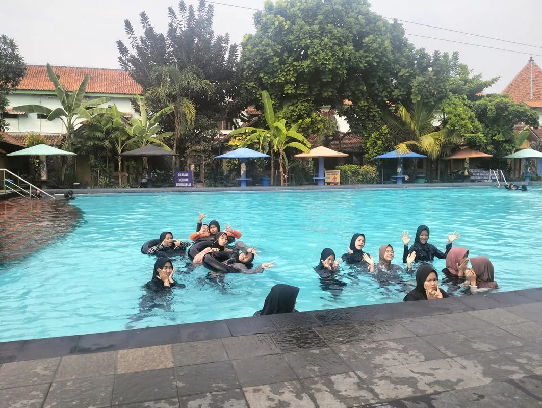 Santri Boarding MTsN 9 Sleman Lepas Penat dan Perpisahan di Tirtonirmolo Prambanan