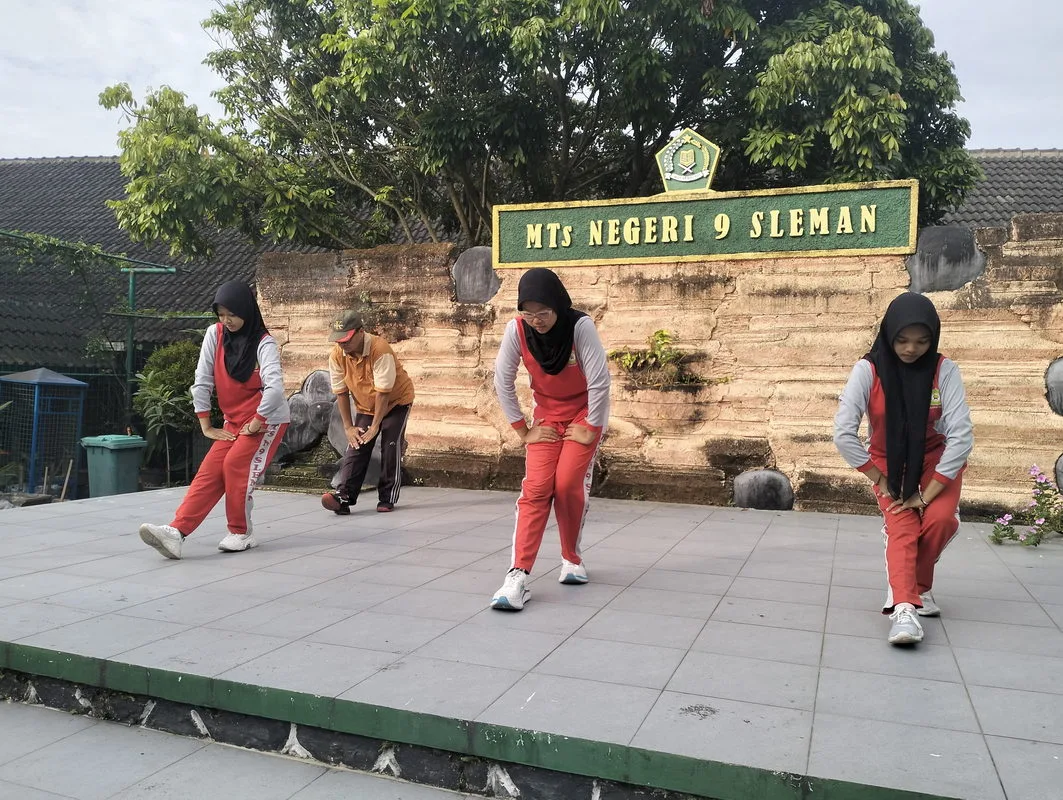 Semangat Senam Bersama dan dan Sarapan Bergizi Warnai Jumat Sehat MTsN 9 Sleman