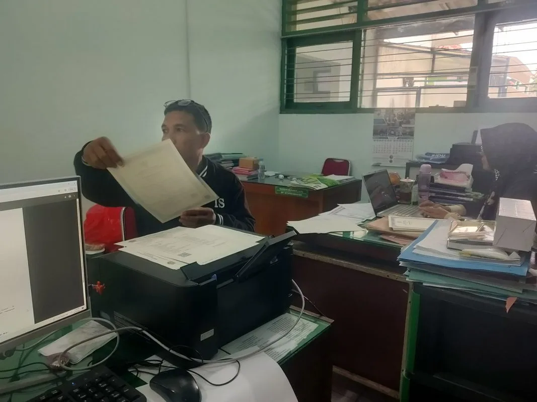 Waka Kurikulum dan Tim IT MTsN 9 Sleman Tunjukkan Profesionalisme Saat Cetak E-Ijazah