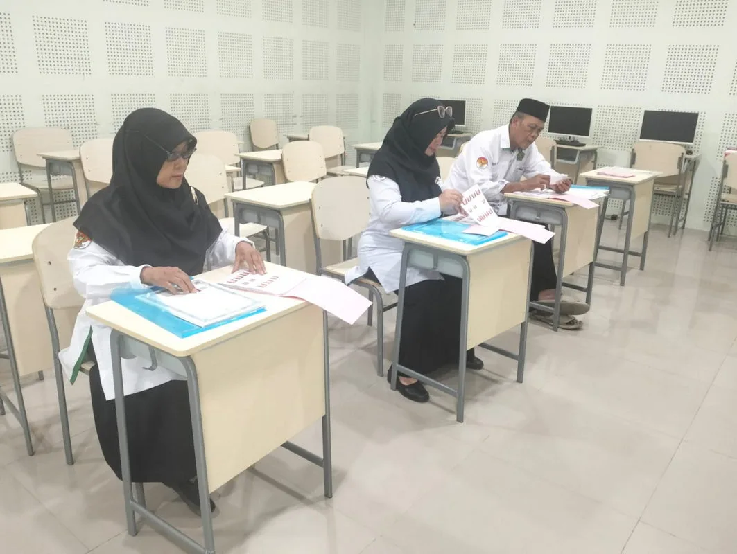 Wali Kelas IX MTsN 9 Sleman Berpartisipasi Aktif dalam Persiapan Cap Tiga Jari Ijazah