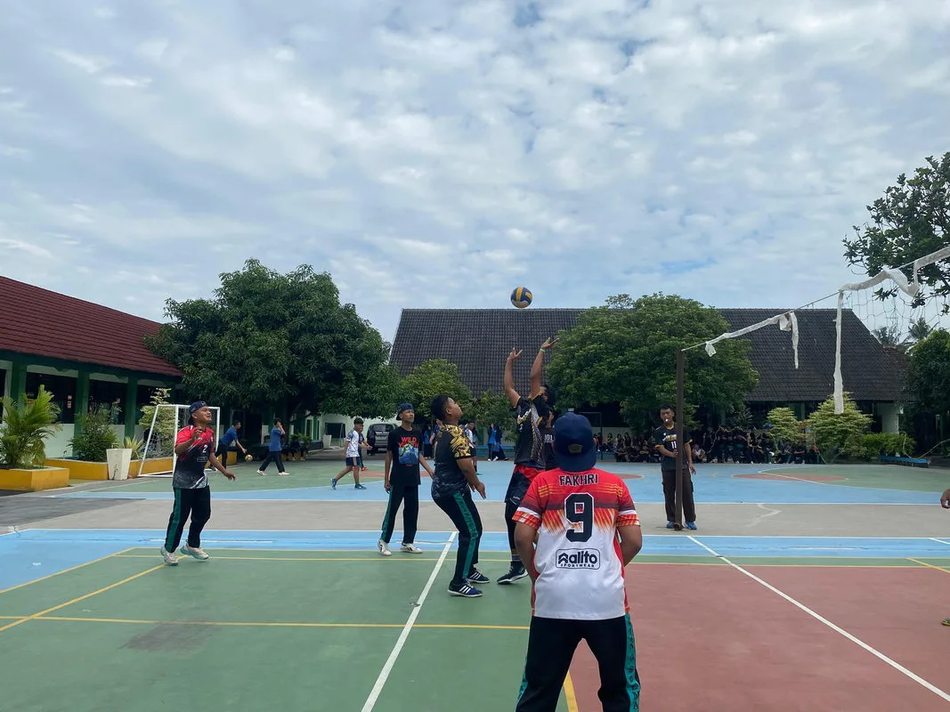 Classmeeting Hari Kedua di MTsN 3 Sleman: Serunya Final Bola Voli Putra dan Putri