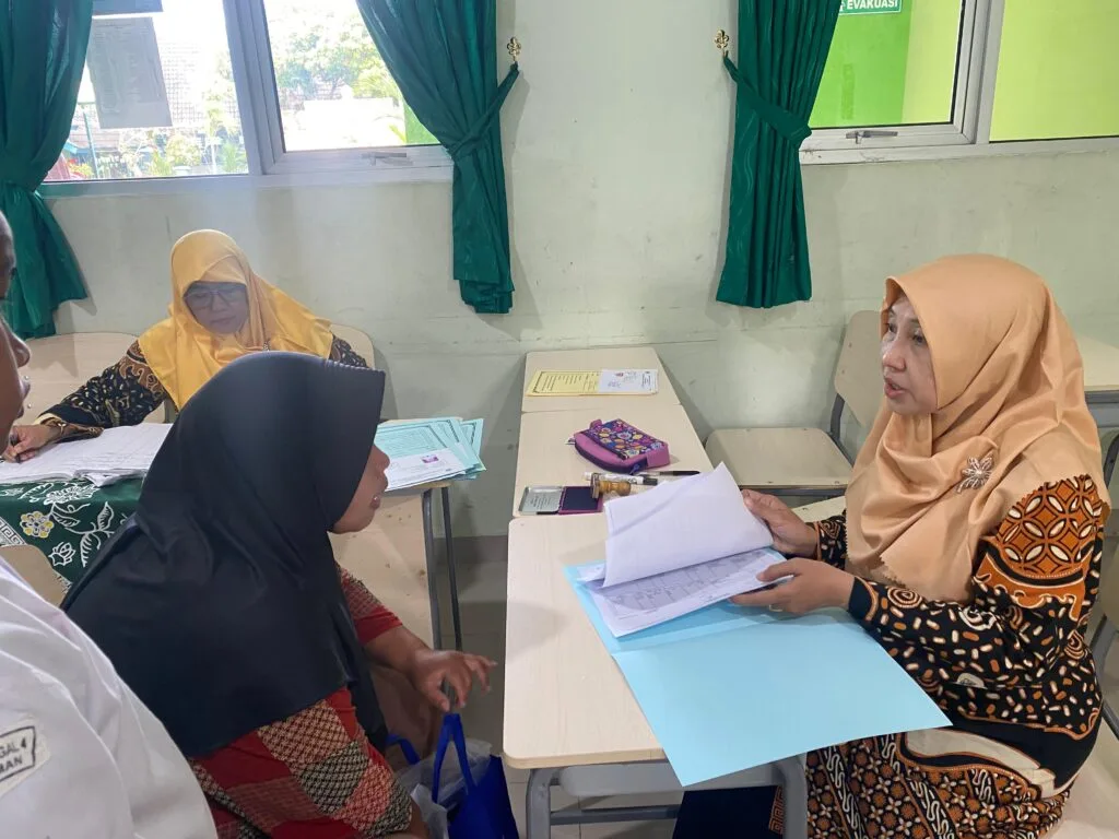 Calon Siswa Jalur Prestasi dan JPTT MTsN 9 Sleman Lakukan Pengumpulan Berkas