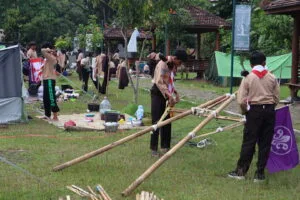 Jelang Penutupan, Peserta Kemah Budaya MTsN 8 Sleman Bongkar Tenda