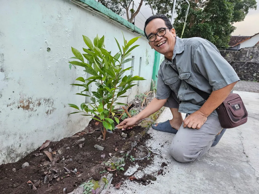 Maknai Tahun Baru Islam, Kepala MAN 4 Sleman Tanam Pohon Salam di Kampus II