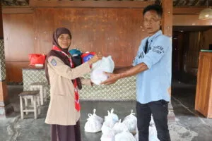 MTsN 8 Sleman Adakan Bakti Sosial untuk Warga Sekitar Perkemahan Banyunibo