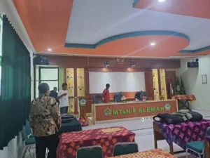 Waka Sarpras MTsN 8 Sleman Lakukan Pengecekan Sound System Baru Aula