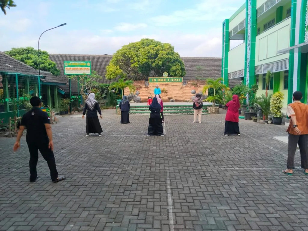 Guru PPPK dan Pegawai MTsN 9 Sleman Gelar Senam Bersama di Hari Libur Sekolah
