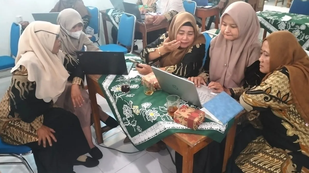 Guru MTsN 9 Sleman Semangat Bekerja Kelompok dalam Telaah RPP pada Workshop Pembelajaran Mendalam