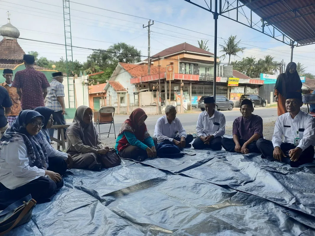 Keluarga Besar MTsN 8 Sleman Laksanakan Takziyah ke Rumah Duka Ayahanda Bapak Jumiran, S.Pd.