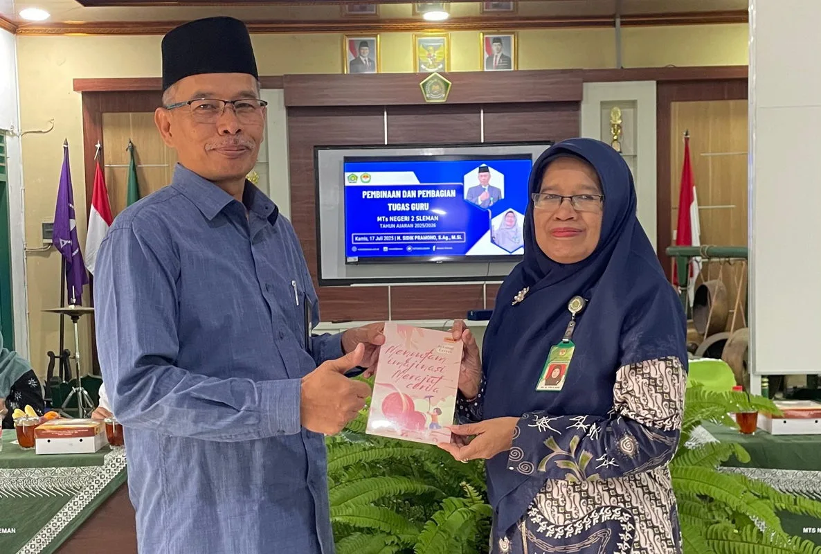 MTsN 2 Sleman Serahkan Buku Antologi “Menyulam Imajinasi, Merajut Cerita” kepada Kepala Kankemenag Sleman