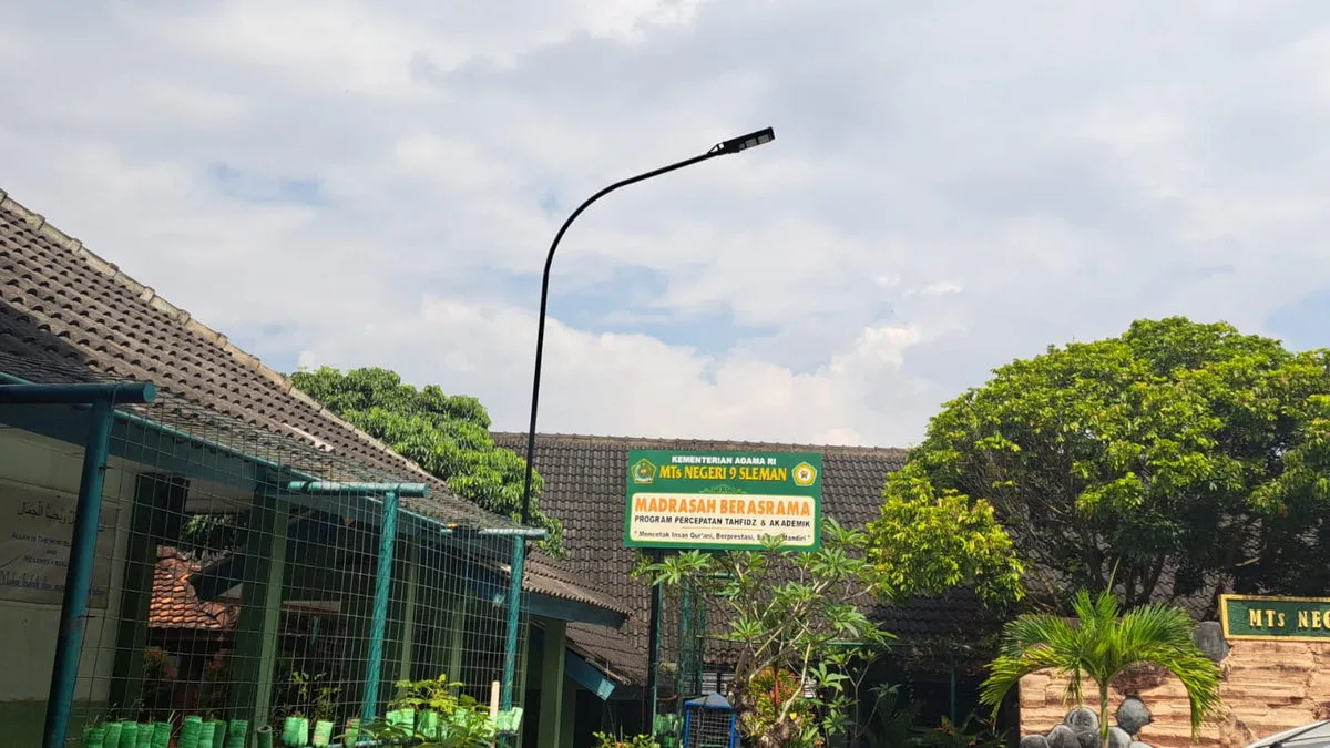 MTsN 9 Sleman Dukung Program Adiwiyata dengan Pemasangan Lampu Tenaga Surya