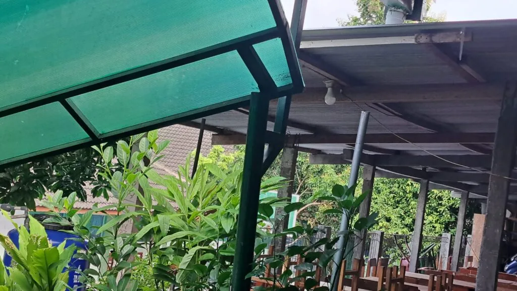 MTsN 9 Sleman Inovatif Pasang Instalasi Pemanenan Air Hujan di Area Lapangan Basket