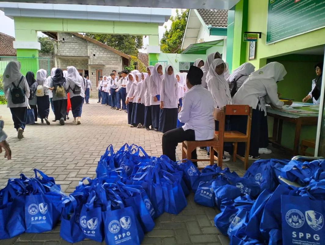 Siswa MTsN 9 Sleman Terima 5 Paket MBG untuk Liburan, Pembagian Berlangsung Tertib