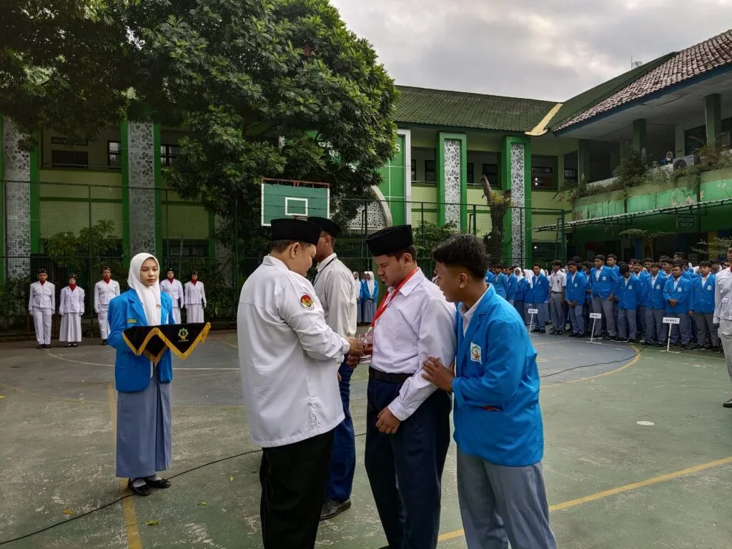 Penyematan Tanda Peserta, Siswa Disabilitas MAN 2 Sleman Ikuti Matsama Tahun 2025