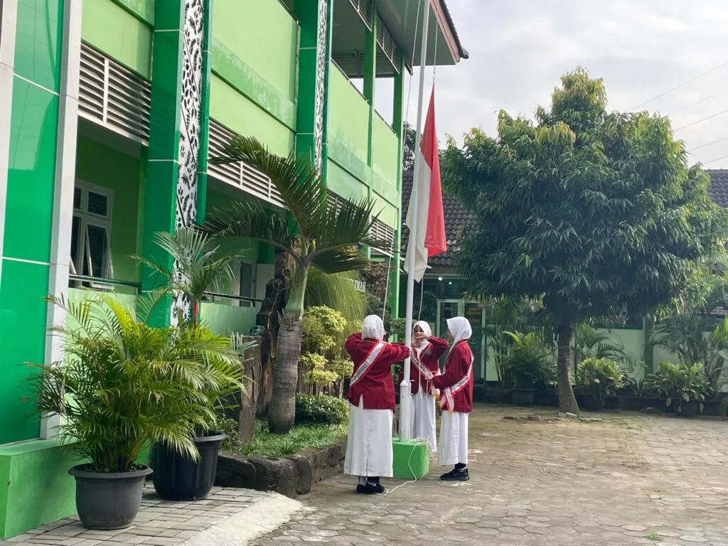 Upacara Bendera  Tahun Ajaran Baru MTsN 10 Sleman: Kepala Madrasah  Ajak Siswa Ukir Sejarah Prestasi