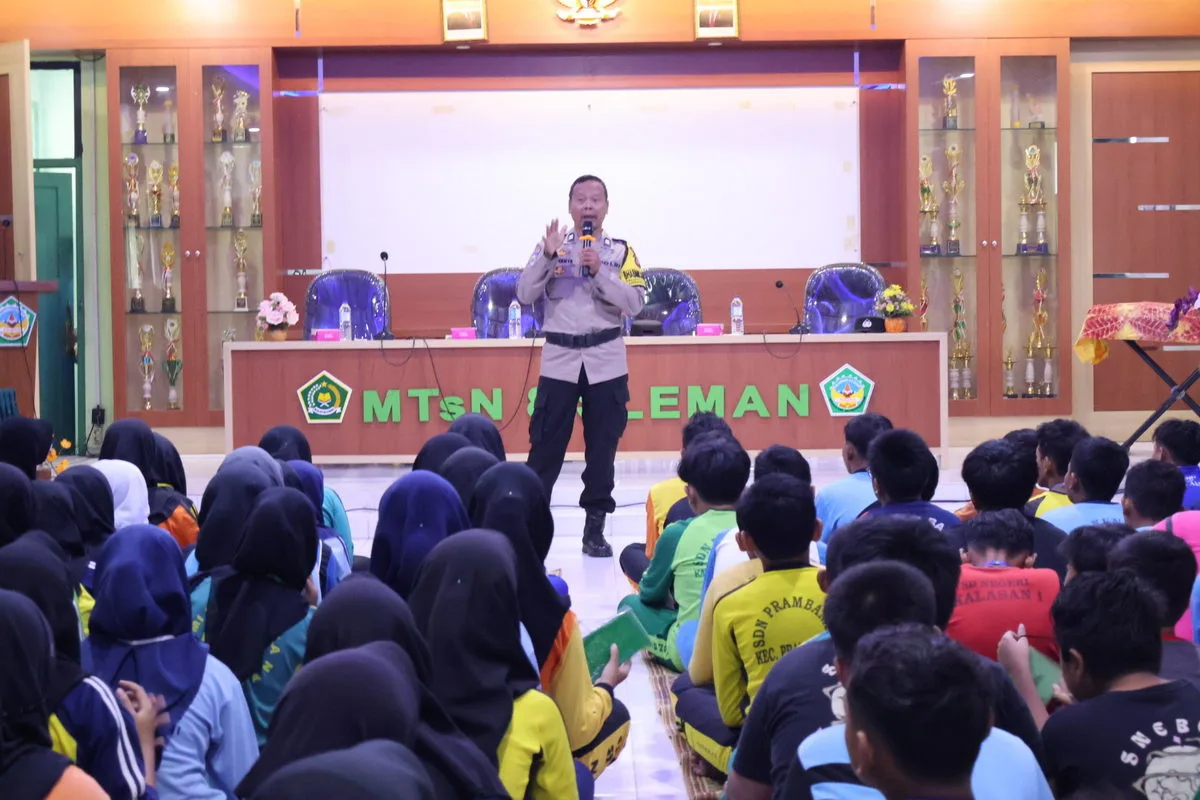 Belajar Menjadi Pelajar Tangguh bersama Polsek Prambanan dalam MATSAMA MTsN 8 Sleman
