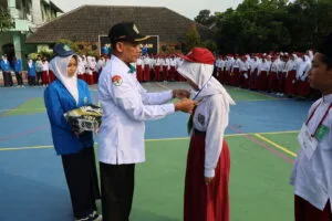 Penyematan Tanda Peserta Tandai Pembukaan Resmi MATSAMA MTsN 8 Sleman Tahun 2025